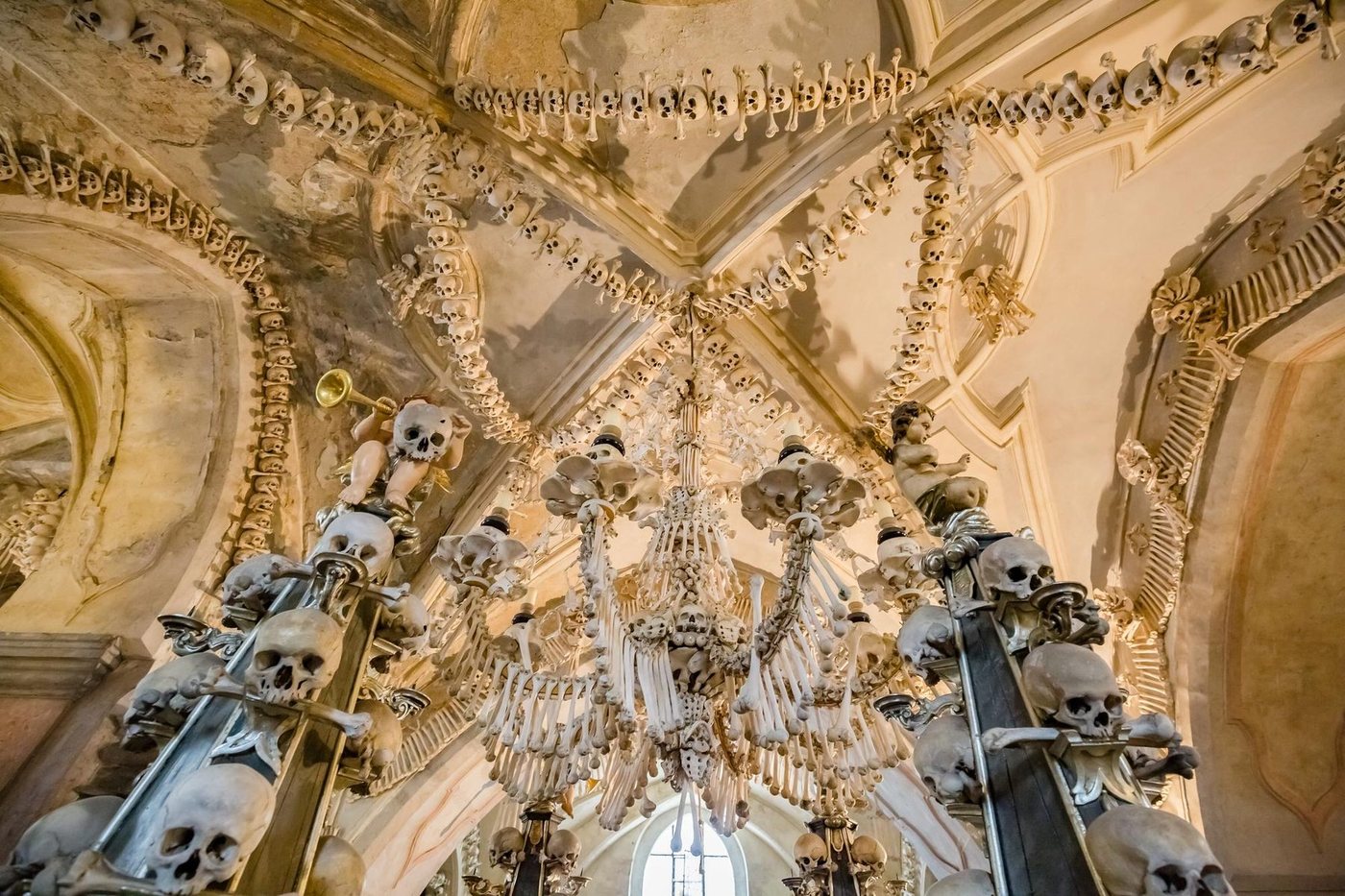 Le lustre en ossements humains et les décorations d'os de l'ossuaire de Sedlec à Kutná Hora, République tchèque