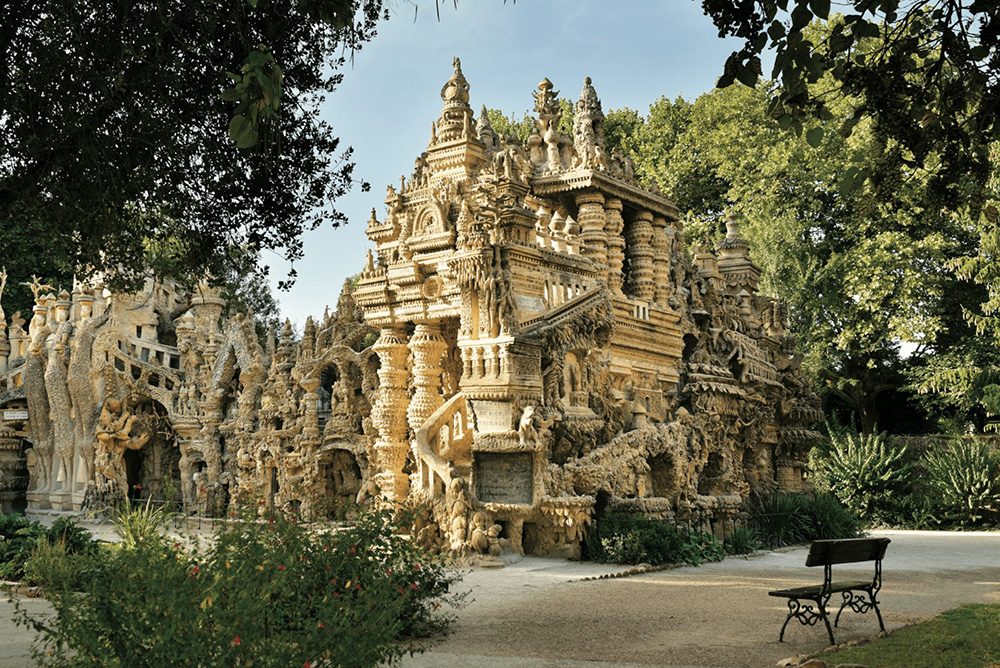 La façade fantastique du Palais idéal du Facteur Cheval à Hauterives, chef-d'œuvre d'art brut couvert de sculptures
