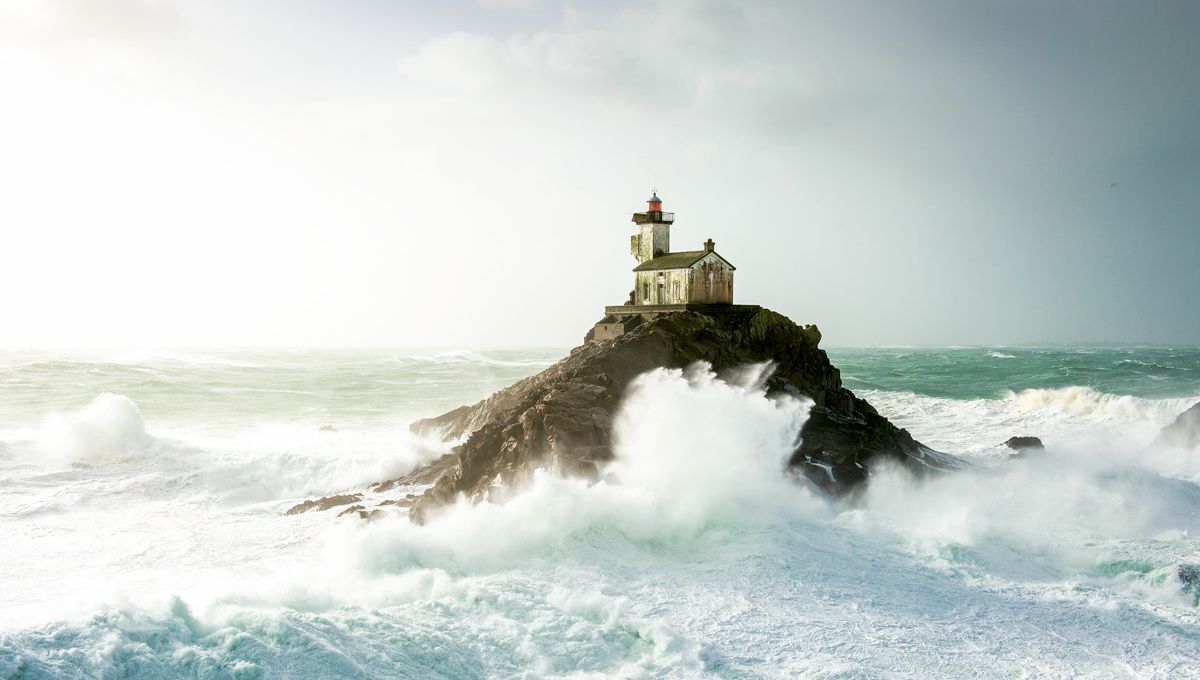 Le phare de Tévennec, réputé maudit, isolé sur son rocher dans le raz de Sein, au large de la pointe du Raz