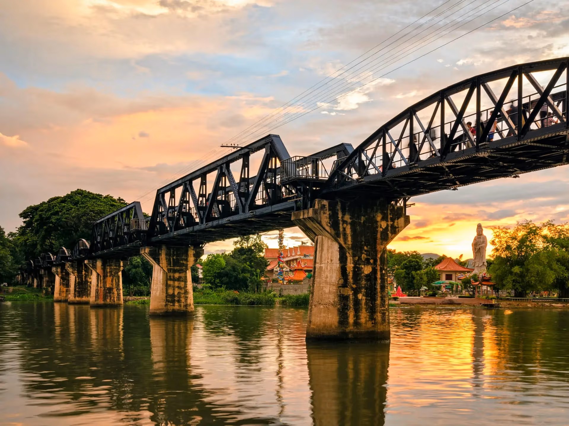Le pont de la Rivière Kwaï à Kanchanaburi, en Thaïlande, vestige du chemin de fer de la mort