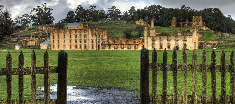 Les ruines du pénitencier de Port Arthur en Tasmanie, au bord de l'eau, sous un ciel changeant