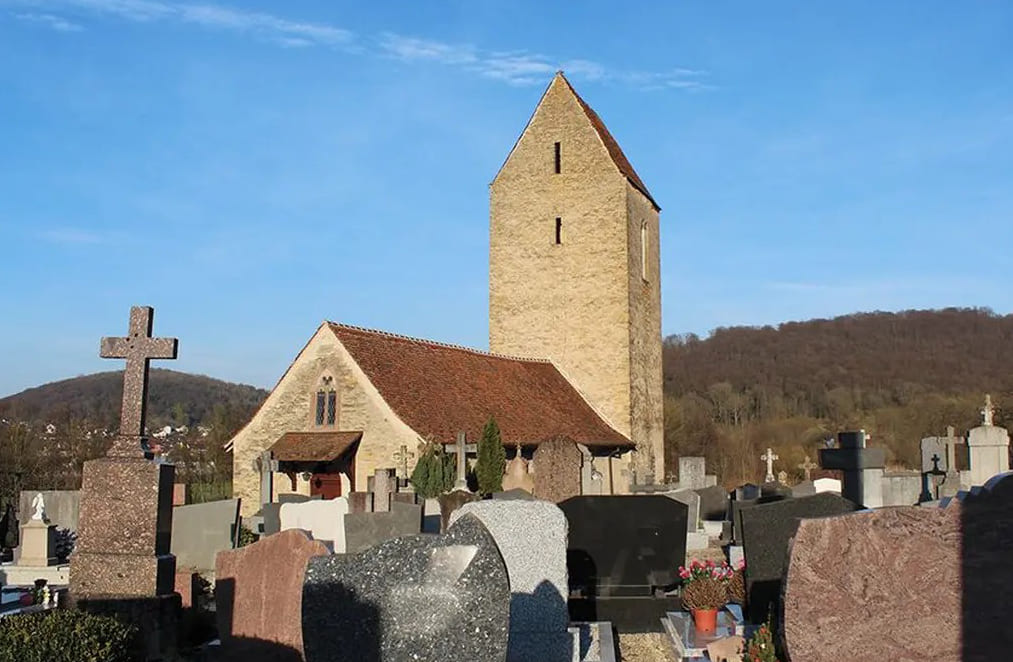 La chapelle médiévale de Burnkirch à Illfurth, en Alsace, sous un ciel chargé