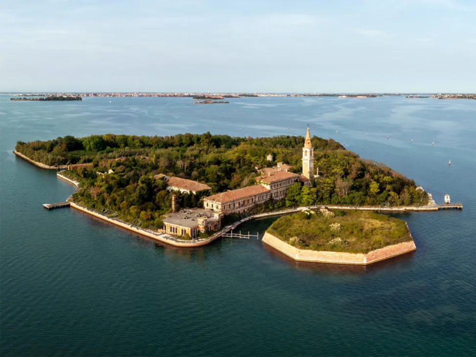 L'île abandonnée de Poveglia et son campanile, envahie par la végétation, dans la lagune de Venise
