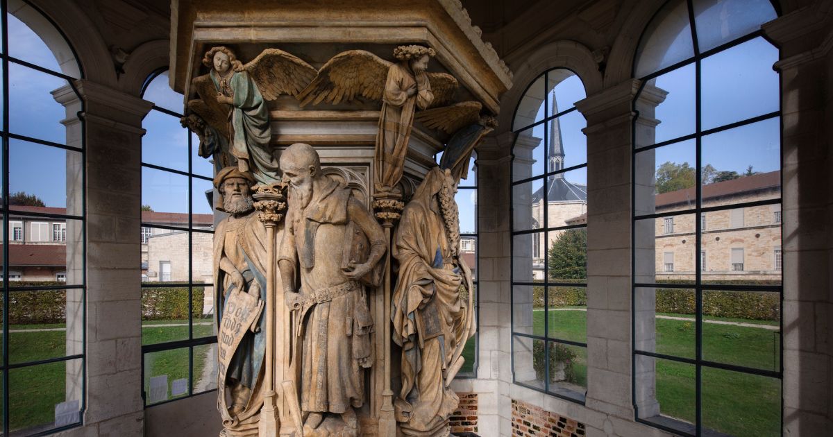 Le Puits de Moïse à Dijon, sculpture médiévale de Claus Sluter représentant six prophètes grandeur nature dans l'ancienne chartreuse de Champmol