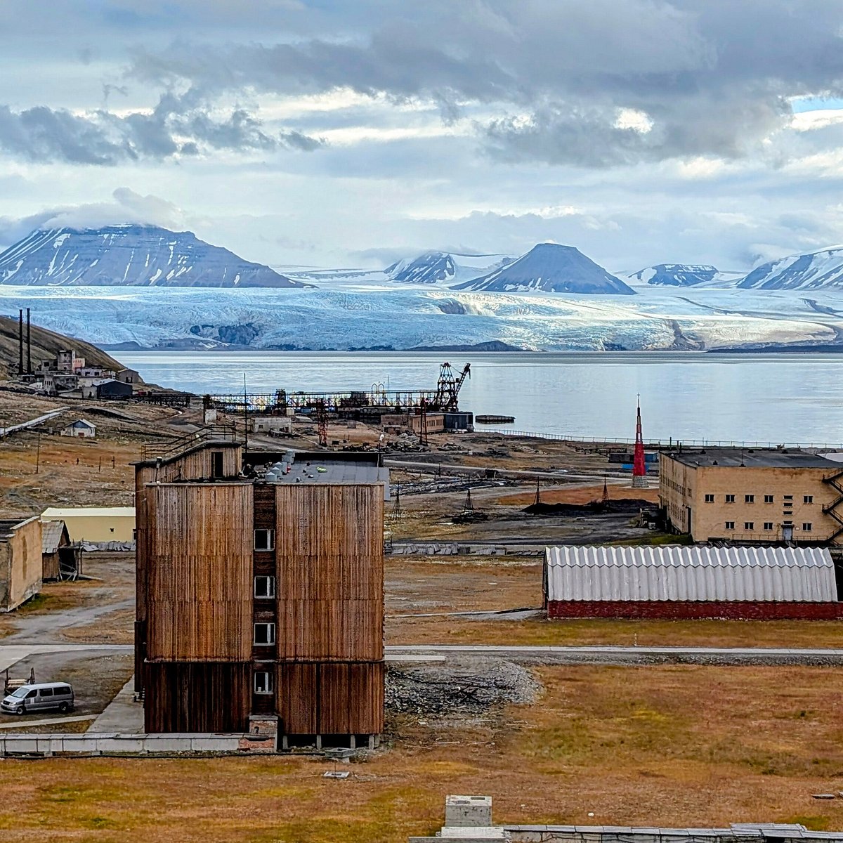 Bâtiments soviétiques abandonnés de Pyramiden au pied de la montagne pyramidale, dans l'Arctique du Svalbard