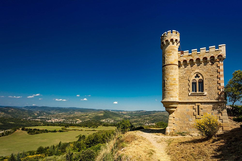 Le village perché de Rennes-le-Château et la tour Magdala construite par l'abbé Saunière, dans l'Aude