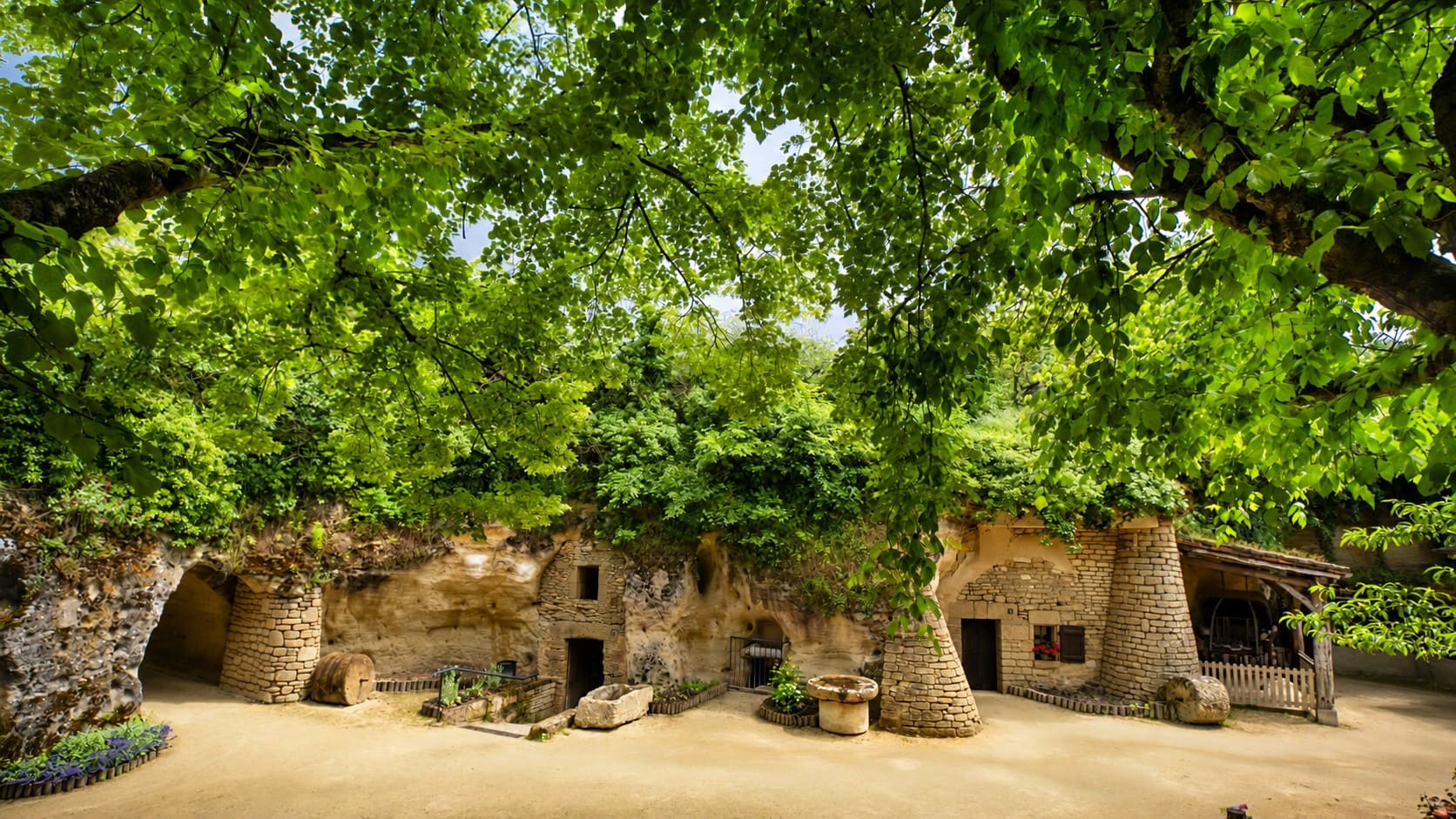 Cour et habitations souterraines du village troglodytique de Rochemenier, en Anjou