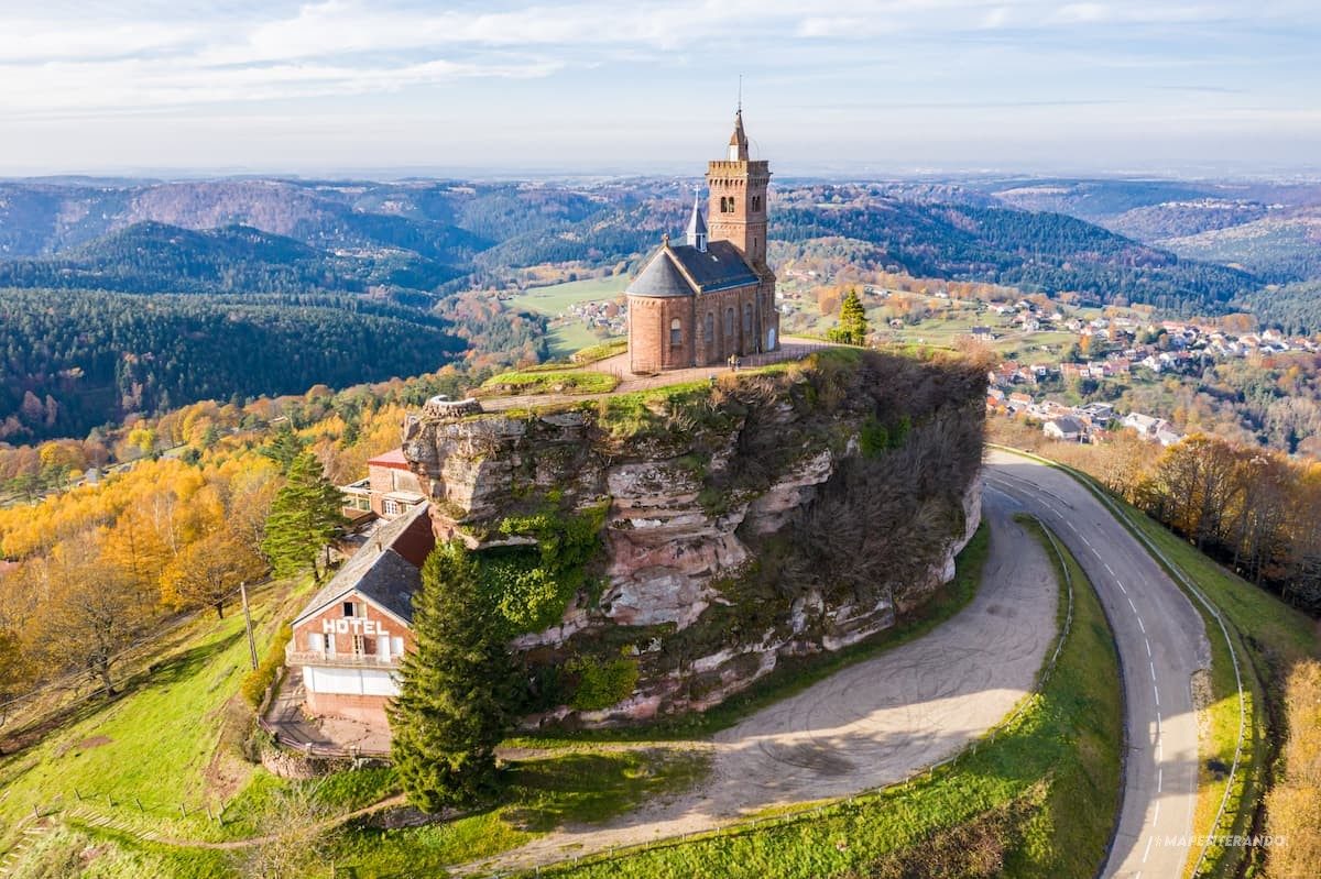 Le Rocher de Dabo dans les Vosges mosellanes, avec sa chapelle Saint-Léon perchée au sommet du piton de grès rouge