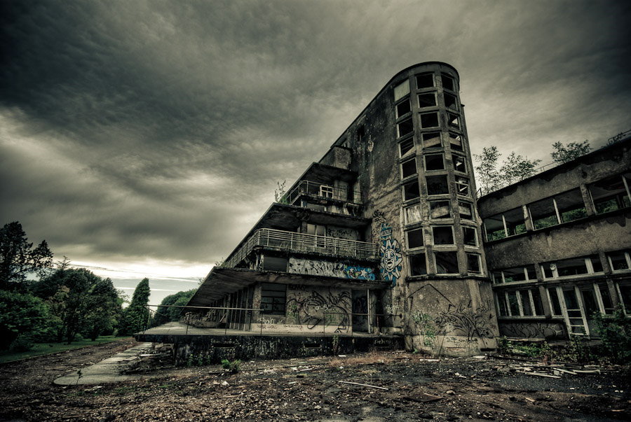 La façade moderniste en béton du sanatorium d'Aincourt, dans le Vexin