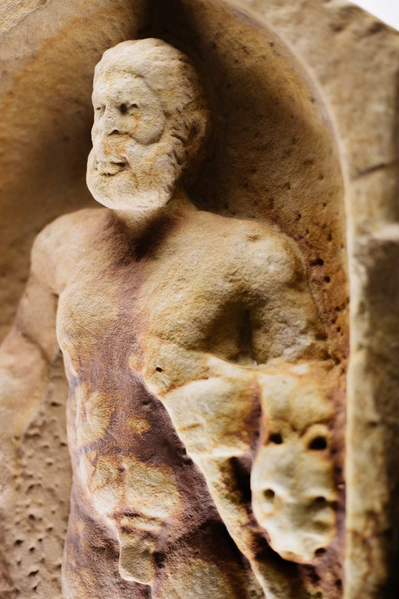 Statues et bassins reconstitués du sanctuaire gallo-romain des Sources d'Hercule à Deneuvre