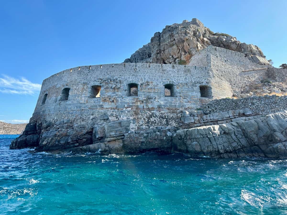 L'île-forteresse de Spinalonga au large de la Crète, ancienne léproserie fermée en 1957, avec ses ruines et ses remparts vénitiens