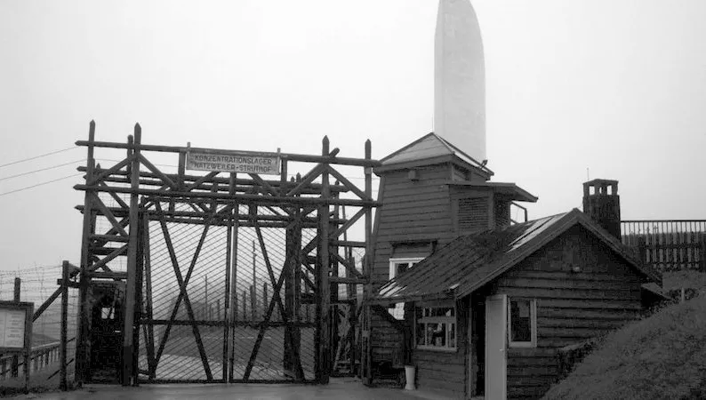 Les terrasses, baraques et miradors de l'ancien camp de concentration du Struthof, dans les Vosges alsaciennes