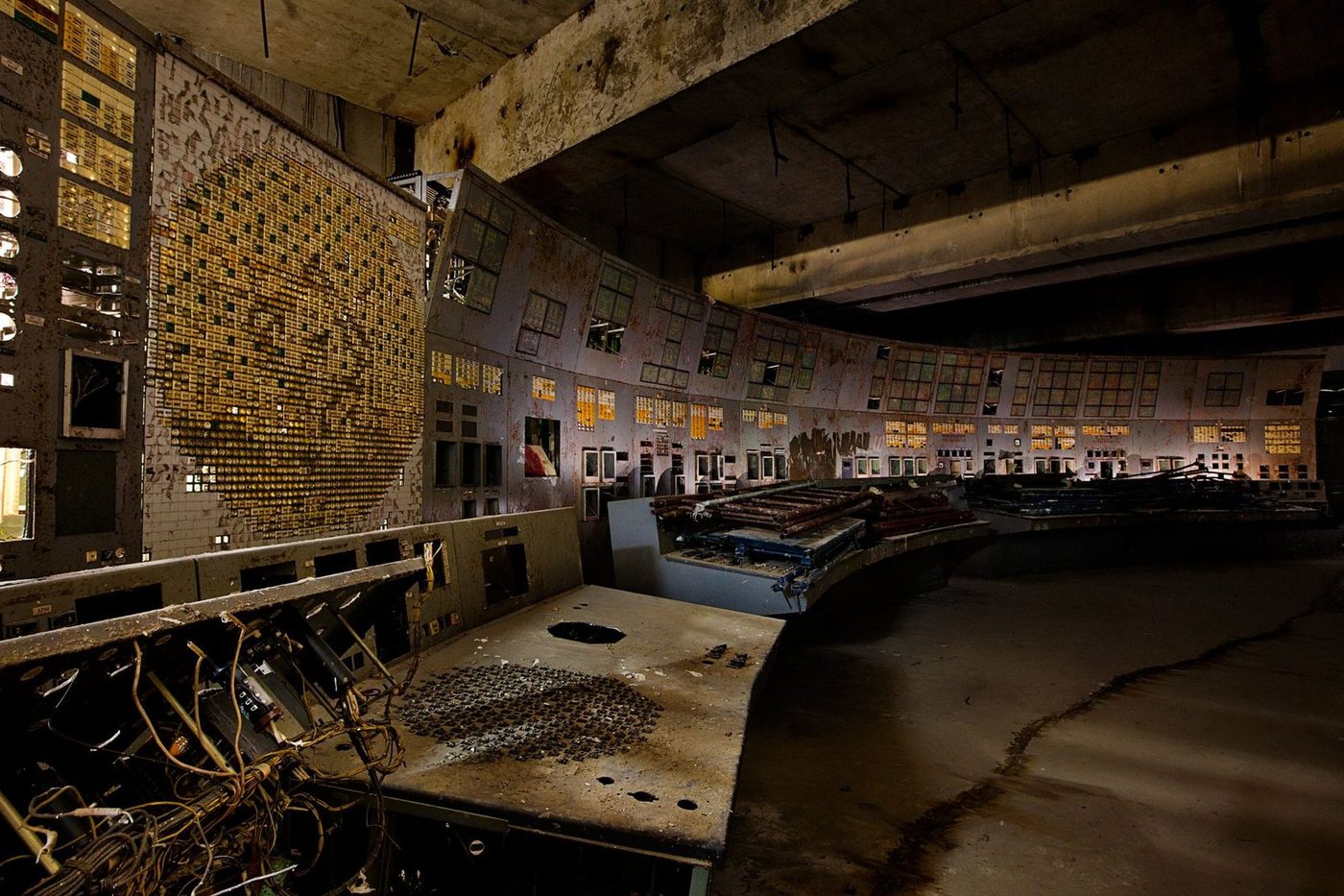 La grande roue rouillée de la fête foraine abandonnée de Pripyat, symbole de la zone d'exclusion de Tchernobyl