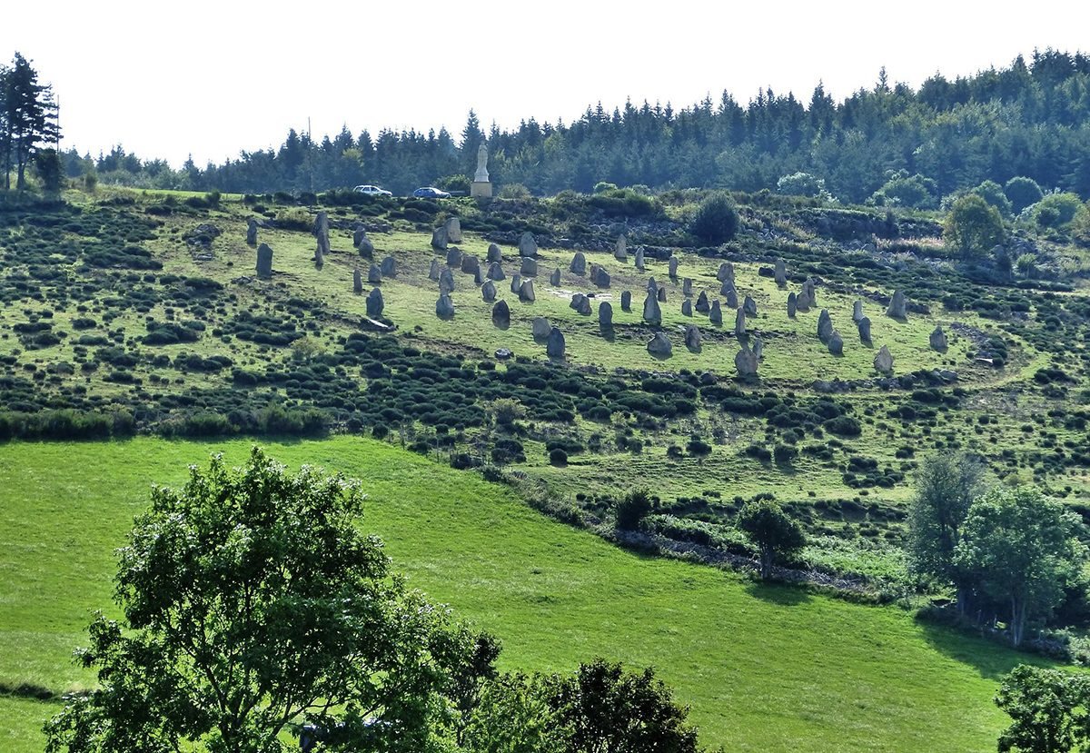 Le cercle de pierres du Tchier de Borée en Ardèche, gravées de symboles mystérieux au cœur de la forêt