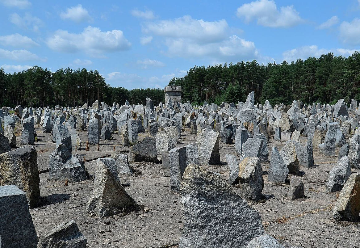 Champ de pierres dressées du mémorial de Treblinka, en Pologne, sous un ciel gris