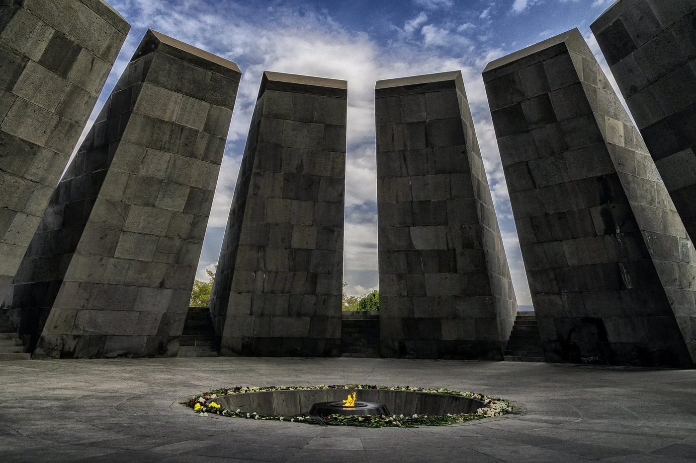 Le mémorial de Tsitsernakaberd à Erevan, Arménie — les douze dalles de basalte inclinées autour de la flamme éternelle du génocide arménien