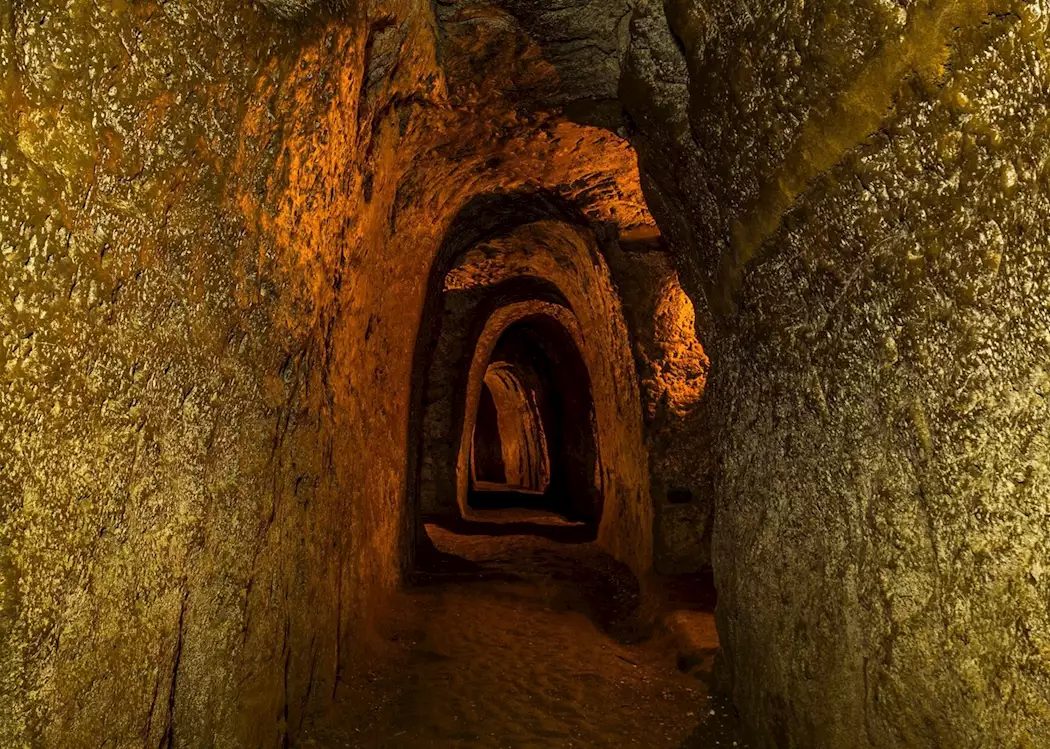 Une entrée dissimulée des tunnels de Cu Chi au Vietnam, minuscule trappe camouflée dans le sol de la jungle