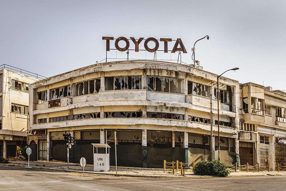 Les immeubles abandonnés et envahis par la végétation de Varosha, station balnéaire fantôme de Chypre Nord, derrière les barbelés