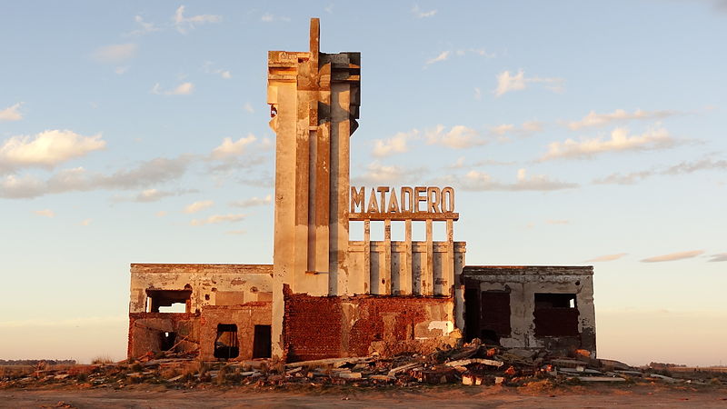 Ruines blanchies par le sel de Villa Epecuén, ancienne station thermale argentine réapparue après 25 ans sous l'eau