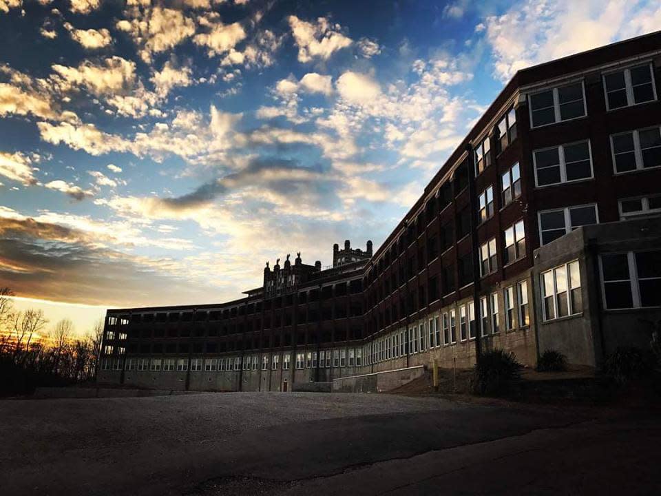 L'imposante façade en brique du sanatorium abandonné de Waverly Hills, dans le Kentucky, sous un ciel gris