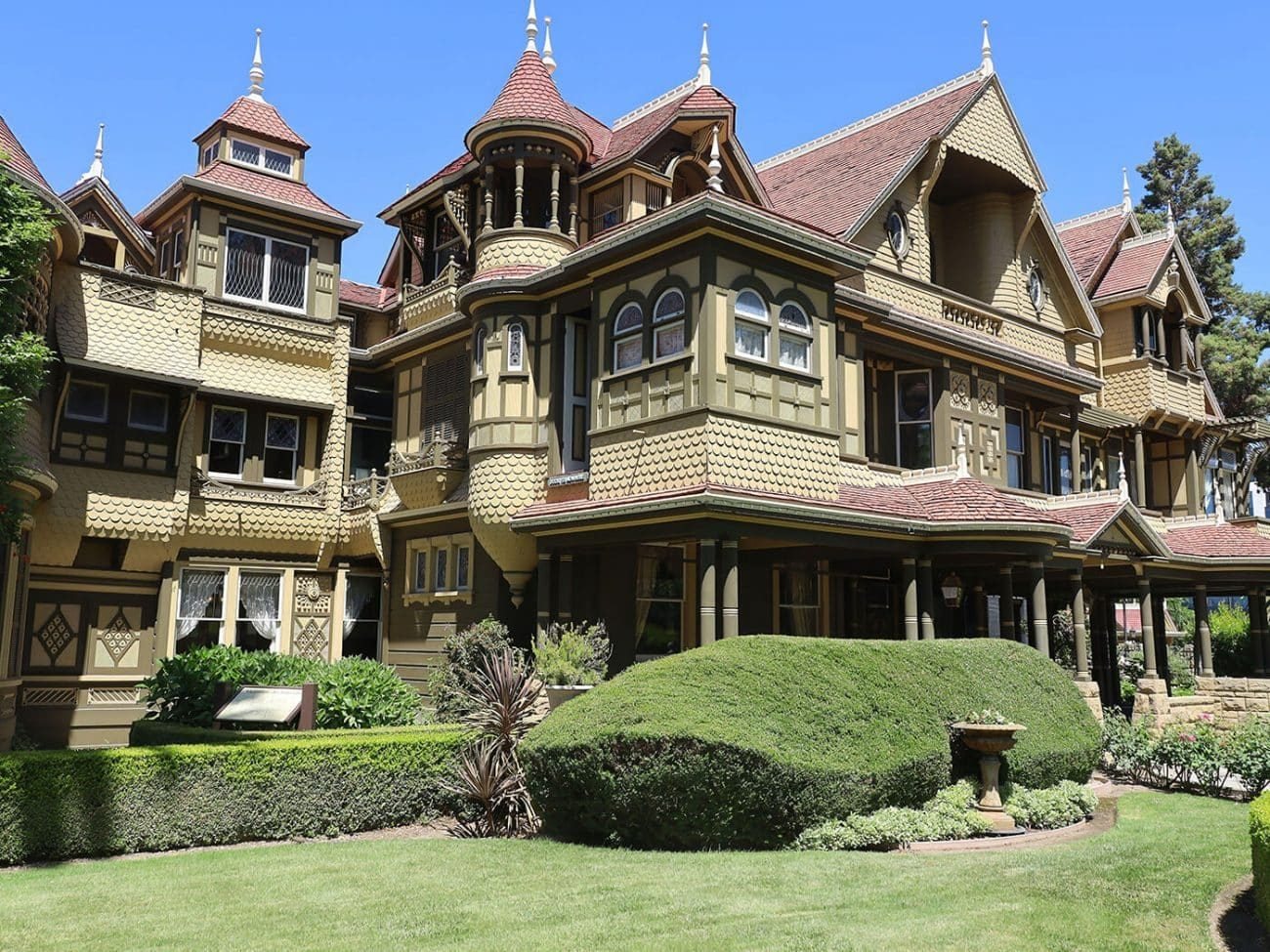 La façade victorienne tentaculaire de la Winchester Mystery House à San José, en Californie